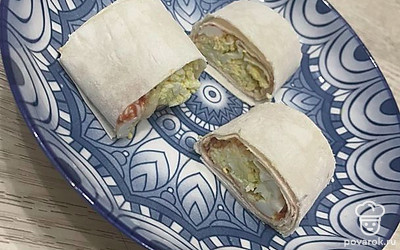 Полейте соусом чили.