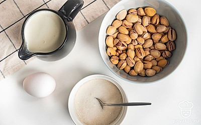 Очистите фисташки от скорлупы. Отложите немного для подачи и крупно порубите. Основную массу залейте кипятком и оставьте на 20 минут, чтобы коричневые шкурки легче снимались. Подготовьте сковороду, блендер или кофемолку, сотейник, емкость для замораживания десерта.