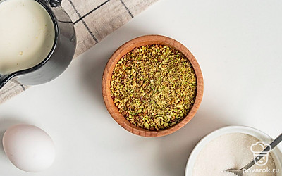 Подготовьте главный вкусовой ингредиент. Снимите с фисташек шкурки и просушите очищенные орехи на сковороде на медленном огне в течение 5-7 минут. Очищенные и просушенные орехи измельчите в кофемолке или блендере.