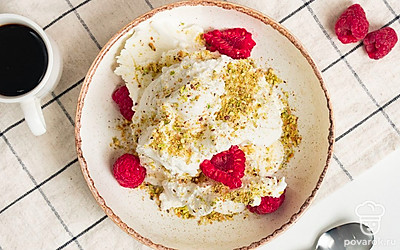 При отсутствии специальных креманок для мороженого не менее эффектно будет выглядеть подача в бокалах для мартини. Подавайте пломбир, украсив крупно порубленными фисташками.