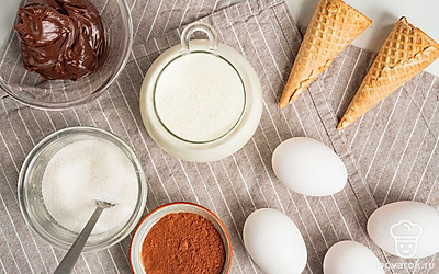 Охладите сливки в холодильнике в течение суток. Яйца помойте.