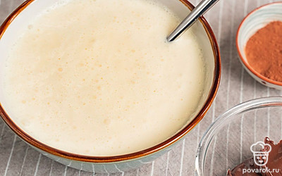 Подготовьте основу для пломбира. Слегка взбейте яйца с сахаром в миске и поставьте их на водяную баню — кастрюлю с кипящей водой. Взбивайте смесь в ходе нагревания, постепенно увеличивая скорость миксера, около 6-8 минут, пока она не станет более объемной. Затем снимите яичную смесь с водяной бани и дайте ей остыть до комнатной температуры.