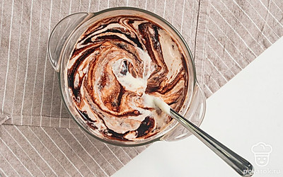 Соедините все ингредиенты. Взбейте сливки миксером в течение 5 минут. Добавьте шоколадную пасту и какао, взбейте крем еще раз на минимальной скорости. Добавьте в крем остывшие яйца с сахаром и перемешайте лопаточкой или ложкой.