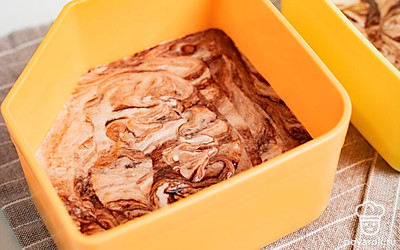 Заморозьте пломбир. Переложите основу для пломбира в контейнер, плотно закройте и поставьте в морозильник на 6 часов. Первые 3 часа периодически, один раз в 30 минут, перемешивайте массу, чтобы она не кристаллизовалась и была однородной.