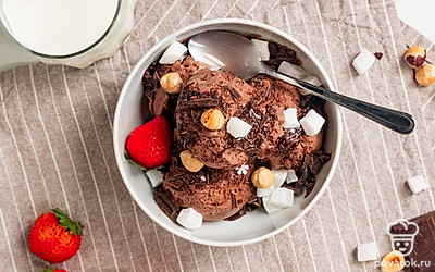 Подавайте пломбир с шоколадной пастой в вафельном рожке.