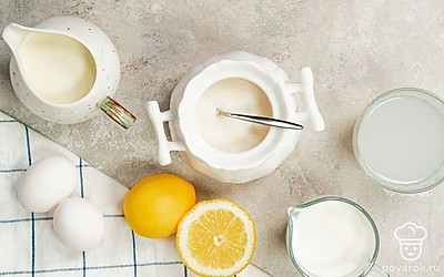 Помойте лимоны, натрите кожуру на мелкой терке для получения цедры, не затрагивая белую прослойку. Отделите немного цедры для подачи. Разрежьте лимоны и выжмите сок из половинок, процеживая от мякоти и семечек. Вымойте яйца и отделите желтки от белков.