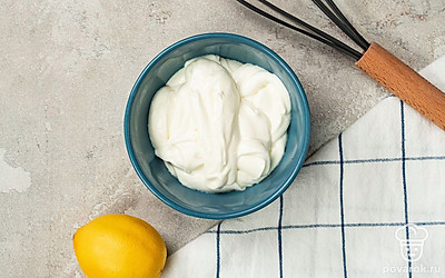 Заморозьте пломбир и сварите лимонный сироп. Отдельно взбейте сливки, чтобы они стали густыми. Вмешайте в них заварную лимонную массу, перемешайте и уберите в морозильник на 5 часов. Вылейте свежевыжатый и процеженный лимонный сок в кастрюлю, добавьте сахар, перемешайте. Варите на медленном огне до кипения, постоянно помешивая, в течение 15 минут.