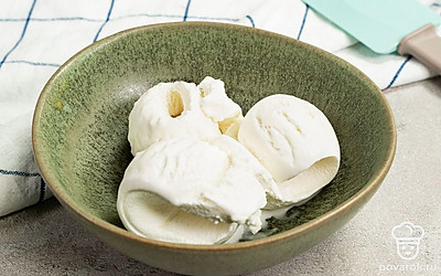 Подготовьте десерт к подаче. Разложите мороженое по порционным вазочкам. Подавайте лимонный пломбир, полив его лимонным сиропом.