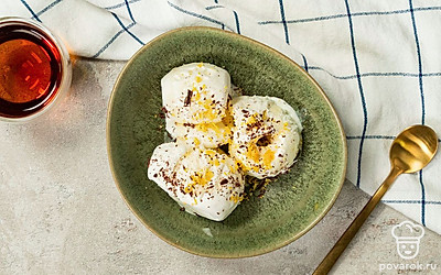 Украсьте пломбир остатками лимонной цедры, это придаст яркость вкусу.