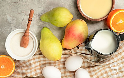 Груши помойте, удалите сердцевину и кожуру. Апельсин помойте, снимите цедру мелкой теркой, выдавите сок. Яйца помойте и отделите белки от желтков. Подготовьте блендер, венчик и форму для заморозки.