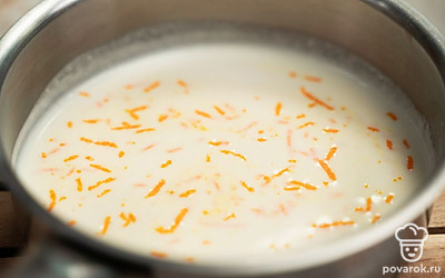 Подготовьте сливки и фрукты. Сливки нагрейте вместе с цедрой апельсина, но не до кипения. Оставьте настаиваться и остывать на 60 минут. Уберите цедру. Груши вместе с соком апельсина перебейте блендером в течение 2 минут.