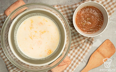 Приготовьте пломбир. Желтки разотрите с сахаром и смешайте со сгущенным молоком. Смешайте теплые сливки с желтками, проварите на водяной бане 15 минут до загустения, постоянно помешивая венчиком. Остудите.