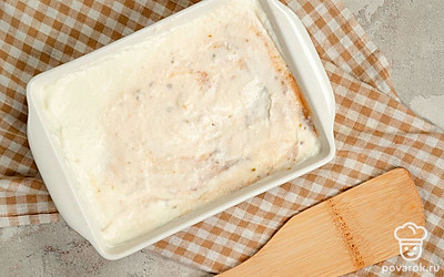 Заморозьте пломбир. Смешайте пломбир с грушевым пюре, положите в форму для заморозки, уберите в морозилку на 4 часа. Каждый час доставайте и перемешивайте пломбир.