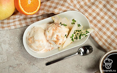 Грушу порежьте тонкими ломтиками. Подавайте пломбир, украсив его ломтиками груши.