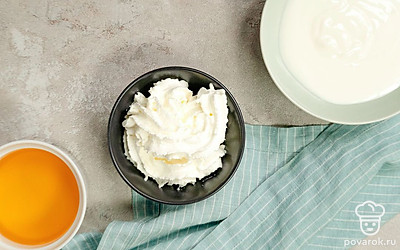 Клубнику для подачи промойте, отделите ягоды от зеленых «хвостиков». Чтобы клубника не заветрилась, поместите ее в холодильник. Шоколад натрите на терке. Подготовьте миксер и форму для заморозки.