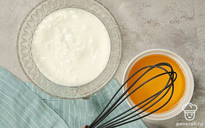 Сделайте основу для мороженого. В глубокой миске смешайте йогурт, сливочный крем и мед. Используя миксер, взбейте смесь на протяжении 2-3 минут, чтобы она стала однородной и воздушной.