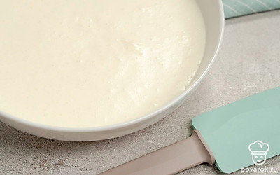 Отправьте десерт замораживаться. Готовую массу перелейте в форму для заморозки, после чего уберите в морозильную камеру на 6 часов. Каждые полчаса перемешивайте десерт, чтобы в нем не образовывались кристаллики льда.