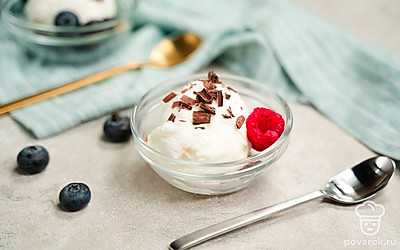 Аппетитный пломбир с йогуртом подавайте в креманках. В качестве украшения используйте клубнику и шоколад.