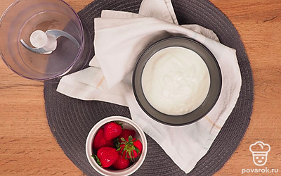 Вымойте клубнику. Удалите плодоножку. Нарежьте пополам. Подготовьте блендер и пищевую пленку.