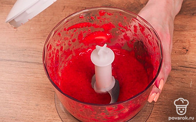 Подготовьте ягоды. Положите клубнику в чашу блендера и измельчите в пюре.