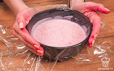 Сделайте мороженое. В глубокую миску налейте йогурт, добавьте клубничное пюре. Хорошо перемешайте до однородности. Накройте емкость пищевой пленкой и уберите в морозильную камеру на 35 минут. Достаньте и снова перемешайте. Повторите процедуру «морозильная камера – перемешать» еще несколько раз до загустения массы. Снова уберите мороженое в морозилку и оставьте на 3 часа.