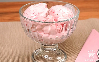 Подавайте домашнее мороженое в прозрачной пиале.