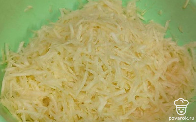 Кабачок вымойте. Очистите, уберите семена. Натрите на крупной терке.