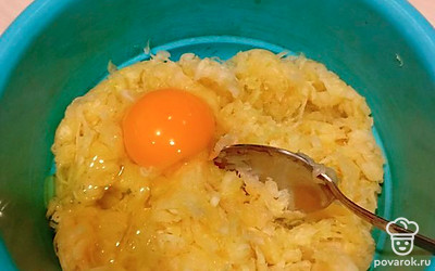 Добавьте яйцо. Перемешайте.