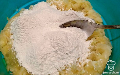 Всыпьте муку. Количество регулируйте самостоятельно. Главное, чтобы тесто не было жидким. Может понадобиться 2-3 столовых ложки.