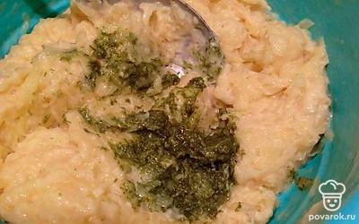 Добавьте любимую зелень. Я брала укроп. Можете положить сушеную или мороженную. Все перемешайте.