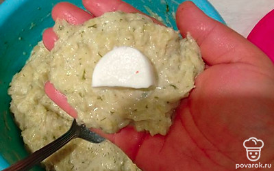 Сделайте из кабачкового теста небольшую лепешку. В серединку положите кусочек моцареллы. Сформируйте небольшую котлетку.