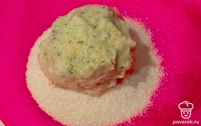 Каждый крокет обваляйте в панировочных сухарях.