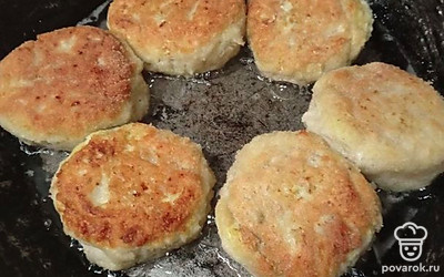 Обжаривайте на разогретом растительном масле. Томите на среднем огне до золотистого цвета. Обжаривайте со всех сторон. 