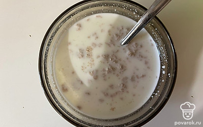 В отдельной емкости соедините дрожжи, теплое молоко, сахар и соль. Перемешайте и оставьте настаиваться (10 минут). 