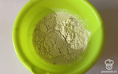 Настоявшуюся опару перелейте в глубокую миску. К ней просейте муку, перемешайте. Получится липкое тесто. 