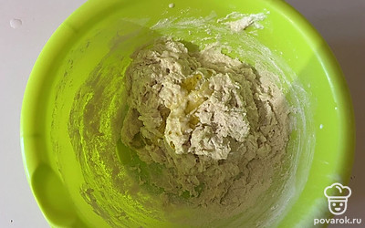 Сливочное масло растопите в микроволновке и добавьте в миску с тестом. 