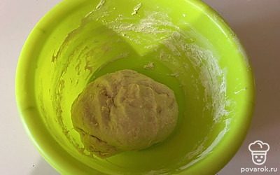 Вымешивайте, пока тесто не перестанет липнуть к рукам. 