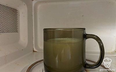 Молоко подогрейте в микроволновке до 50 градусов. 