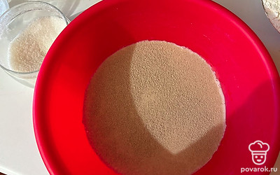 В теплом молоке растворите дрожжи с сахаром.