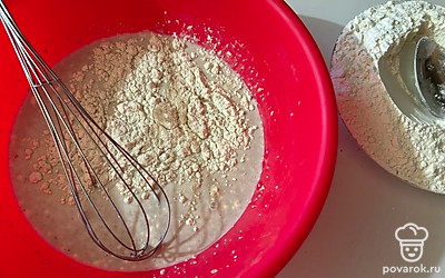 К молоку добавьте одну столовую ложку муки, перемешайте. Опару оставьте на 10 минут.