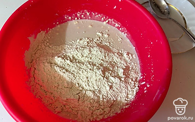 К опаре просейте муку.