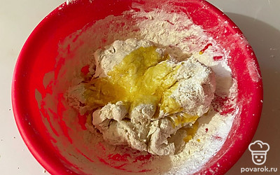 К тесту добавьте растительное масло.