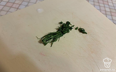 Укроп промойте водой и мелко нашинкуйте. 