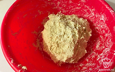 Вмешайте масло в тесто.