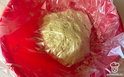 Накройте тесто пластиковым пакетом и оставьте в теплом месте на один час. Оно должно подняться.