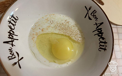 В миску разбейте яйцо. К нему добавьте молоко и специи. 