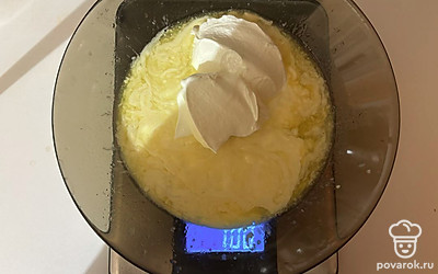 К сливочному маслу добавьте ровно 100 граммов сметаны.