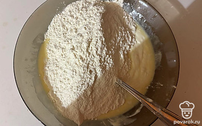 К сливочной массе добавьте 1/2 часть муки.