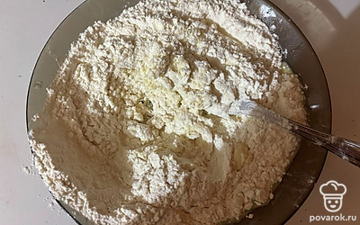 Вмешайте ее вилкой или венчиком, а затем добавьте оставшуюся муку. 