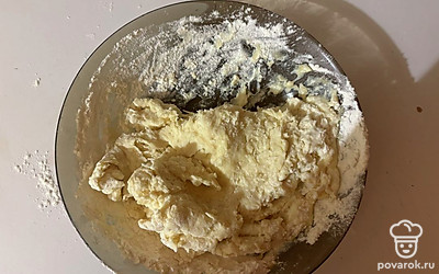 Получится мягкое, не липнущее к рукам тесто. Перед приготовлением выпечки отправьте тесто в морозилку на 30 минут.